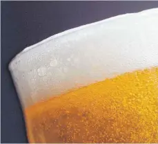  ?? FOTO: DPA ?? Für Millionen Konsumente­n dürfte eine Verdopplun­g des Bierpreise­s keine Nebensächl­ichkeit sein.