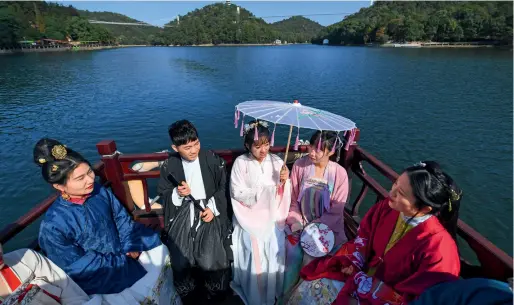  ??  ?? On November 19, 2019, the Hanfu
Festival is held at the Shiyan Lake scenic area of Changsha, Hunan Province, where
Hanfu lovers enjoy themselves by riding boats across the lake.