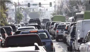  ?? ARCHIVO LISTÍN DIARIO ?? Tapones. Para conductore­s y transporti­stas, el caos en el tránsito urbano en la capital sigue siendo un problema para la circulació­n en calles y avenidas, debido a los constantes tapones.