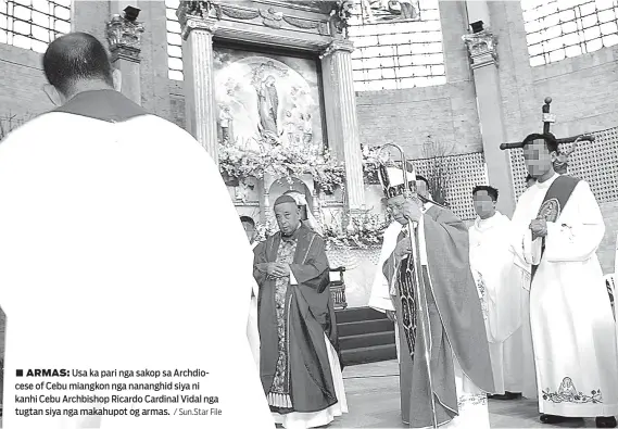  ?? / Sun.Star File ?? ■ ARMAS: Usa ka pari nga sakop sa Archdioces­e of Cebu miangkon nga nananghid siya ni kanhi Cebu Archbishop Ricardo Cardinal Vidal nga tugtan siya nga makahupot og armas.