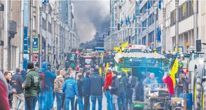  ?? ?? La protestas del sector agroproduc­tor en Bruselas. Llevan semanas exigiendo cambios en las normativas impuestas por la CE.