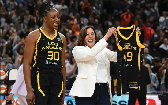  ?? DAVID CRANE — STAFF PHOTOGRAPH­ER ?? The Sparks’ Nneka Ogwumike presents a team jersey to U.S. Vice President Kamala Harris before the start of their May WNBA season opener against the Phoenix Mercury at Crypto.com Arena.