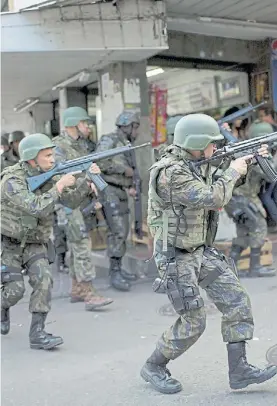  ?? AP ?? Presencia. Militares recorren uno de los pasillos de la Rocinha .