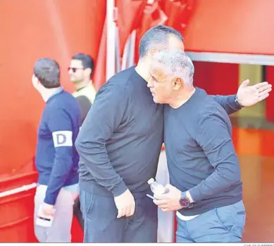  ?? CARLOS GUERRERO ?? Pellicer se abraza con Germán Crespo.