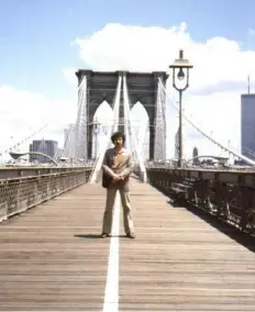  ?? ?? Peter Longini stands on the Brooklyn Bridge in New York City in the 1970s.
Parked cars on a side street in Brooklyn Heights in the 1970s.