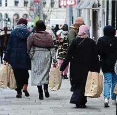  ?? Photo: AFP ?? Le début des soldes d'hiver attire un grand nombre de personnes dans les rues de Bruxelles.
