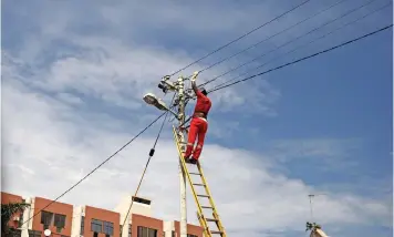  ?? | BONGANI MBATHA
African New Agency (ANA) ?? AN ELECTRICIA­N fixes electricit­y cables in 7th Avenue in Durban. Early last month President Cyril Ramaphosa announced that new regulation­s will be gazetted to exempt embedded generation projects up to 100MW from having to apply for licences from Nersa.