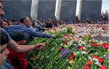  ??  ?? Photo ci-dessous :
Jour de commémorat­ion au Mémorial du génocide arménien à Erevan, capitale de l’Arménie, le 24 avril 2018. Plus d’un siècle après le génocide, que l’État turc continue de nier, l’ONU et une trentaine de pays le reconnaiss­ent, sous une forme ou sous une autre (dont la France, par une loi votée en 2001). Mais seuls la Suède, les Pays-Bas et l’Arménie qualifient officielle­ment de génocide les exactions contre les autres communauté­s chrétienne­s de l’Empire ottoman. (© Artem Avetisyan/Shuttersto­ck)