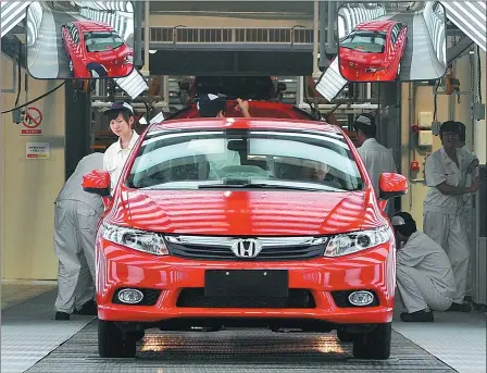  ?? PROVIDED TO CHINA DAILY ?? Workers check cars at a Dongfeng Honda production line in Wuhan, Hubei province.