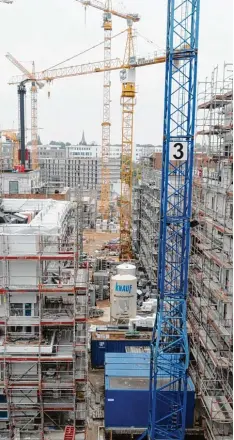  ?? Archivfoto: Angelika Warmuth, dpa ?? Nicht nur in den Großstädte­n wie hier in Hamburg sollen künftig bezahlbare Miet wohnungen gebaut werden, fordert der Städtetag.