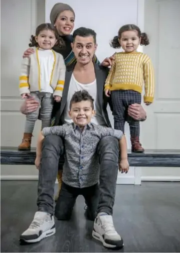  ?? FOTO JOREN DE WEERDT ?? Kamal El Oualkadi met zijn gezin: echtgenote Hajet Akarkach, dochter Nora, zoon Nasr Eddine en dochter Farah. “Nee, ik ben geen supermens.”