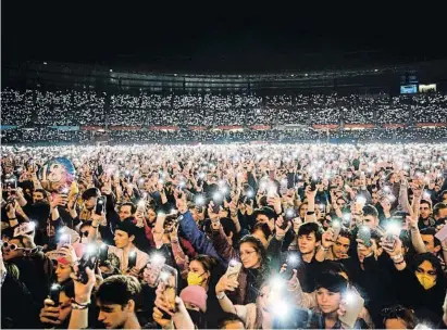  ?? CLORIAN WIESER / AFP ?? Miles de personas utilizan sus móviles en un concierto solidario con Ucrania en Viena en marzo del 2022