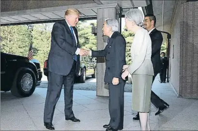  ?? EUGENE HOSHIKO / AFP ?? Trump saluda al emperador Akihito sin hacer la reverencia de rigor