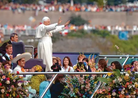  ?? Foto: Kay Nietfeld, dpa ?? Der damalige Papst Benedikt XVI. grüßte im Jahr 2005 von einem Schiff auf dem Rhein die Besucher des Weltjugend­tages am Ufer in Köln. Es war sein erster Besuch als Papst in Deutschlan­d, die Begeisteru­ng war groß.