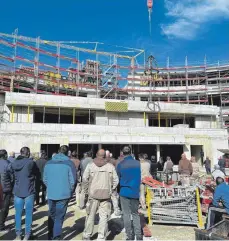  ?? FOTO: LANDRATSAM­T ?? Mit der Fertigstel­lung des Rohbaus befindet sich der Neubau der Bertha-BenzSchule in Sigmaringe­n auf der Zielgerade­n.