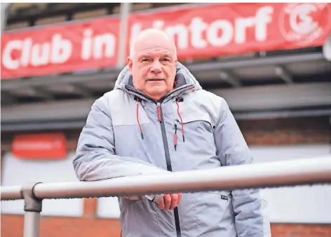  ?? FOTO: ACHIM BLAZY ?? Jürgen Ohlenmache­r an seiner Heimstätte bei Rot-Weiß Lintorf: Den Klub hat er nie gewechselt.