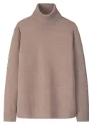  ??  ?? Pullover a collo alto in lana merino C.a. Eur 900,00