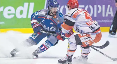  ?? FOTO: FELIX KÄSTLE ?? Justin Buzzeo (links) schoss die Towerstars mit 2:1 in Führung, doch am Ende holte sich Crimmitsch­au (Philipp Halbauer) den Sieg.