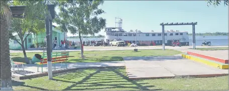  ??  ?? El único medio de transporte que se puede utilizar actualment­e en Bahía Negra es el barco Aquidabán, que realiza viajes desde Concepción hasta ahí una vez por semana.