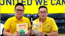  ??  ?? Tiang (right) and Foo hold the Primary 5 and 6 national school history textbooks.