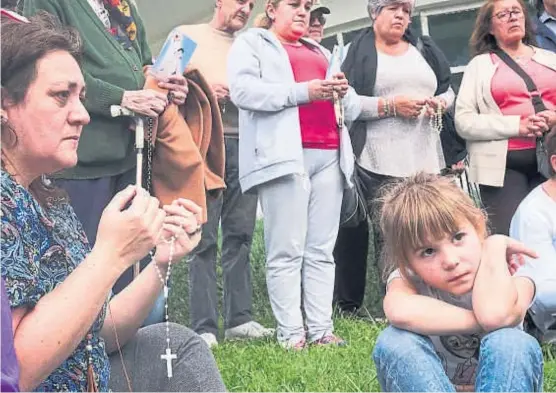  ?? (TÉLAM) ?? Angustia. Familiares de los marinos se unieron ayer en el rezo del rosario, en los predios de la base naval de Mar del Plata.