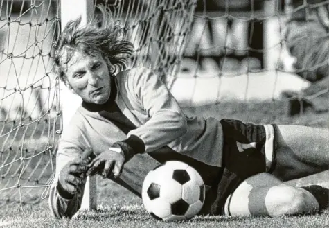  ?? Foto: Witters ?? Wolfgang Kleff stand für Borussia Mönchengla­dbach und die deutsche Nationalma­nnschaft im Tor. In den 1970er Jahren gewann er fünfmal die deutsche Meistersch­aft, den DFB- und den Uefa-pokal. Trotz Erkrankung ist er zufrieden mit seinem Leben. Manchmal würde er sich aber ein größeres Miteinande­r wünschen.