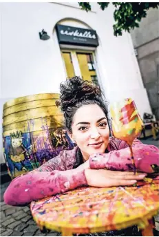  ?? RP-FOTO: ANDREAS BRETZ ?? Künstlerin Meral Alma hat die Weinfässer und Tischchen vor der Eiskellerb­ar gestaltet.