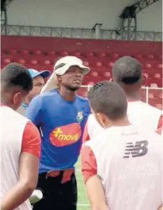  ??  ?? »Jorge Dely Valdés da algunas instruccio­nes.