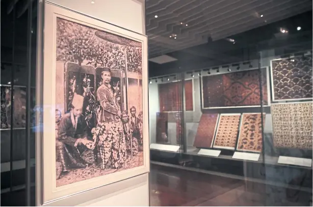  ??  ?? King Chulalongk­orn amassed a wide collection of extraordin­ary batiks from Yogyakarta and Surakarta in Central Java.