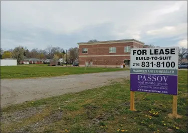  ?? BETSY SCOTT — THE NEWS-HERALD ?? Developmen­t plans for this vacant lot on Center Street in Mentor continue to evolve.