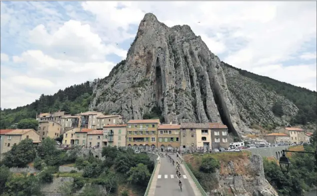  ??  ?? POR LA PROVENZA. El pelotón rodó por las tierras de la Provenza, en una jornada larguísima, y atravesó pintoresca­s poblacione­s como Sisteron.