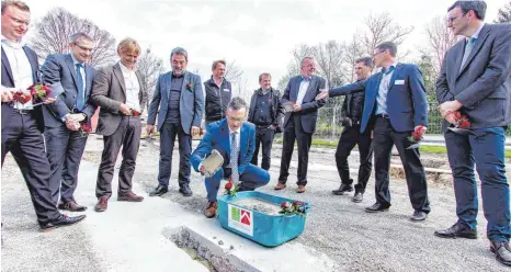  ?? FOTO: MARK HILDEBRAND­T ?? Gekonnt: Stiftung Liebenau-Vorstand Markus Nachbaur (Mitte) weiß bei der Grundstein­legung mit der Maurerkell­e umzugehen.