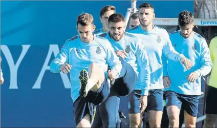  ?? FOTO: MORATA ?? Víctor Sánchez, seguido por David López y Calleri, en un entrenamie­nto. El primero tiene claro que la unión es clave para remontar