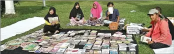  ??  ?? YANI TAYIB/JAMBI EKSPRES/JPG GRATIS: Komunitas Jari Menari membeber koleksi buku di halaman kantor gubernur Jambi Minggu (16/4).