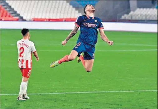  ??  ?? Ocampos celebra con rabia el gol del triunfo del Sevilla.