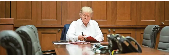  ?? FOTO: JOYCE N. BOGHOSIAN/THE WHITE HOUSE/AP/DPA ?? US-Präsident Donald Trump zeigt sich – ohne Jackett und Krawatte – vor Kameras an einem Tisch im Konferenzr­aum des Militärkra­nkenhauses Walter Reed in Bethesda.