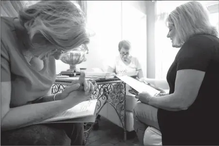  ?? Arkansas Democrat-Gazette/MELISSA SUE GERRITS ?? Carol Martin (from left), Debbie Strobel and Meleah Runnells bow in prayer. The internatio­nal Moms in Prayer ministry offers prayers and ideas for members on its website.