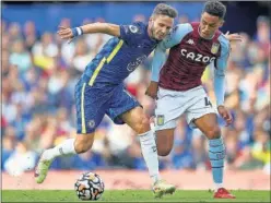  ??  ?? Saúl disputa un balón en su debut con el Chelsea ante el Aston Villa.