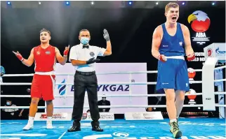  ??  ?? Jakub Straszewsk­i (z prawej) urodził się w 2003 roku. Jego ulubionymi pięściarza­mi są Tomasz Adamek, Anthony Joshua i Ołeksandr Usyk. We wtorek zawodnika Championa Włocławek czeka półfinał, a ewentualny finał w piątek. Panie o złote medale powalczą dzień wcześniej.