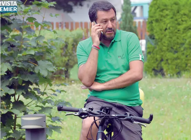  ?? (Foto Cavicchi) ?? Vacanze al telefono Il vice premier Matteo Salvini ieri fra i prati verdi del Trentino con la sua bicicletta