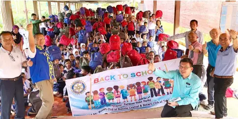  ??  ?? The pupils from SK Ulu Segan pose with the representa­tives of the sponsor, project partner and RCBC members.