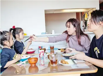  ??  ?? Sato having lunch with his family, his daughters Hinano (left), Yurina and his wife Hitomi (second right).