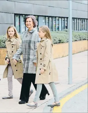  ?? EMILIA GUTIÉRREZ ?? Los cinco. El Rey encabeza el
grupo familiar, por delante de la reina Letizia y la reina Sofía con sus nietas de la
mano.