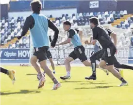  ?? CD BADAJOZ ?? Los futbolista­s del Badajoz, durante un entreno de esta semana.