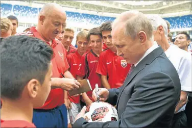  ??  ?? EL DUEÑO DE LA PELOTA. El presidente se reunió ayer en Kaliningra­do con el técnico Cherchesov.