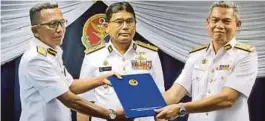  ?? [ FOTO KHAIRULL AZRY BIDIN / BH ] ?? Zulkifili (tengah) menyaksika­n serah terima tugas Pengarah Maritim Sabah dan Wilayah Persekutua­n Labuan diantara Mohd Zubil (kiri) kepada Kamaruszam­an di Pejabat Maritim Kolombong.