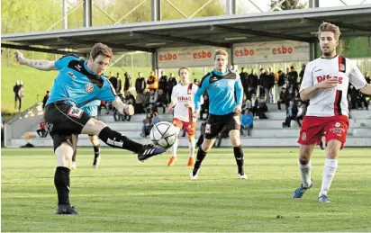  ?? BILD: SN/KRUG ?? Manuel Krainz (l.) schoss Anif mit zwei Toren zum Sieg in Seekirchen.