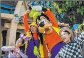 ?? Irfan Khan
Los Angeles Times ?? Goofy poses with visitors in Toontown at Disneyland on March 18, 2023, in Anaheim, California.