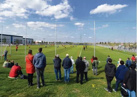  ?? Foto: Ulrich Wagner ?? Gespannt blicken die Anhänger des FC Augsburg auf den Trainingsp­latz und den Saisonends­purt. Nach dem Erfolg gegen Hamburg wächst die Zuversicht doch noch die Liga zu halten. Das Bild entstand bereits im April bei einem Training.