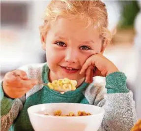  ??  ?? Vor allem Frühstücks-Cerealien in Packungen, die Kinder ansprechen sollen, enthielten viel Zucker, schreibt Stiftung Warentest. Foto: Getty